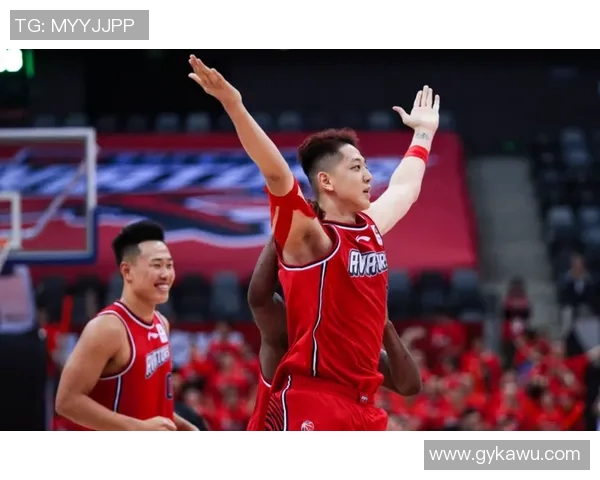 哈维西蒙斯的崛起之路：从青年才俊到足球世界的新星